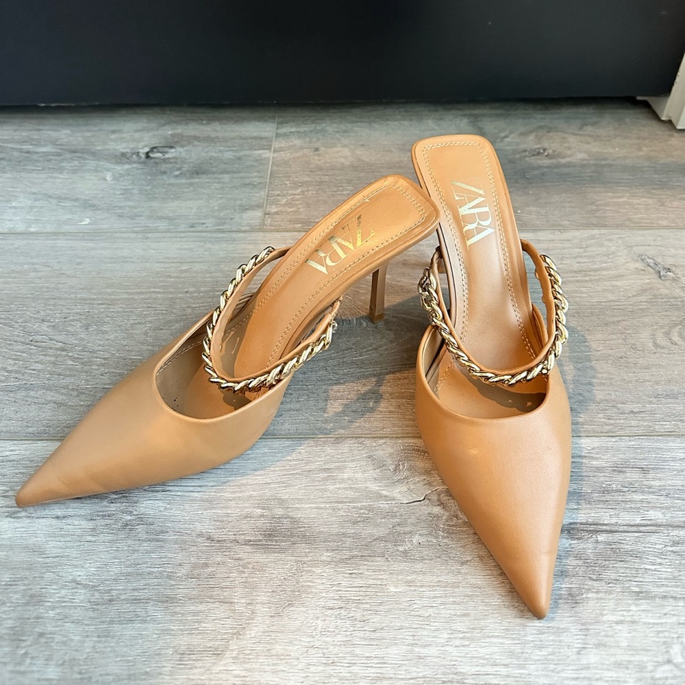 Zara pointed toe heel with gold detailing. Size 38.